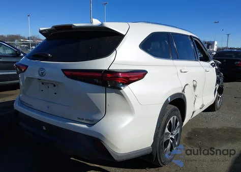 2021 Toyota Highlander Xle z USA, uszkodzony, nr VIN 5TDGZRBH8MS543384